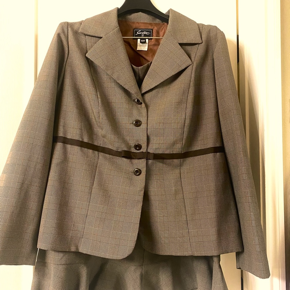 Simple Brown dress suit.  It’s comfortable and easy to clean and go.
